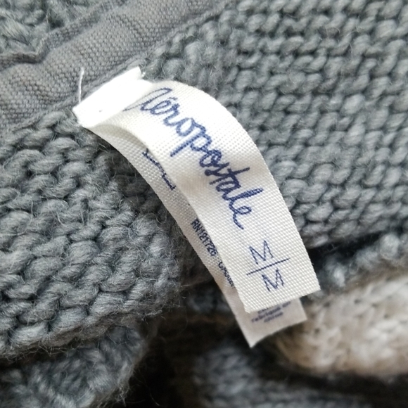 A grey aeropostale sweater with a white star - Picture 3 of 4